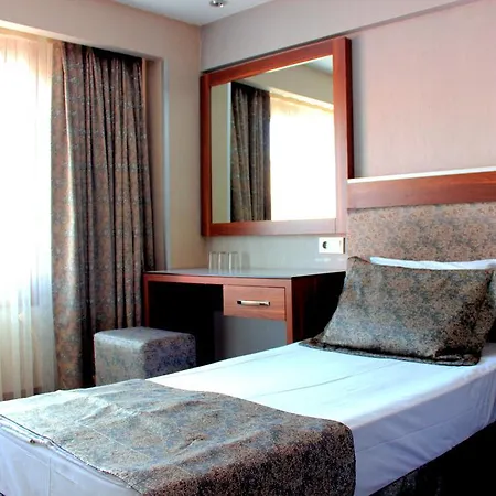 Buyuk Paris מלון 3*